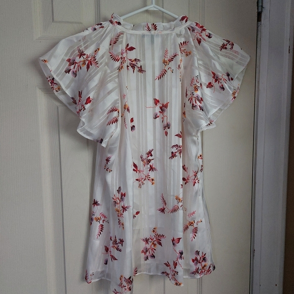 Pretty little flutter sleeve blouse - Picture 2 of 5